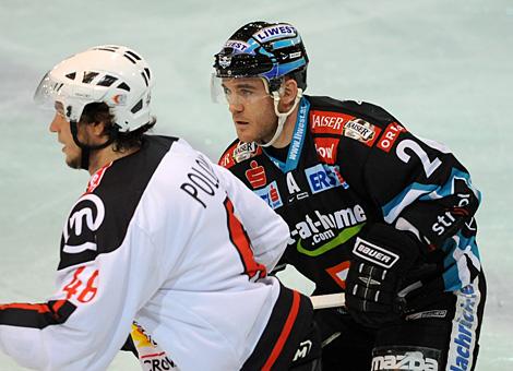 #20 Brad Purdie, Stuermer, EHC Liwest Black Wings Linz und er Slowene #46 Gregor Poloncic, HK Acroni Jesenice. 