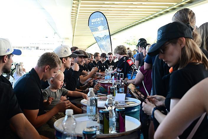 Fans bei der Teampräsentation, die Steinbach Black Wings Linz,  TeamPräsentation,  Steinbach Black Wings Linz