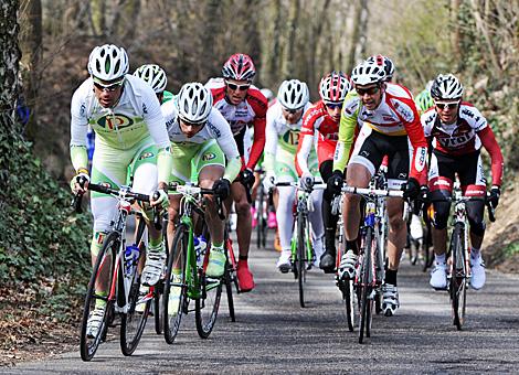 Saisonstart in Leonding das Feld im Anstieg, in Fuehrung Robert Vrecer, Team Perutnina Ptuj, links Josef Benetseder, Team Vorarlberg 