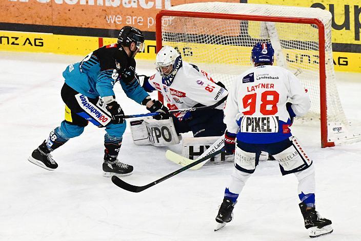 Yohann Aumtu (Steinbach Black Wings Linz) scort zum 3 zu 1 gegen Tormann Jakob Brandner (HC Tiwag Innsbruck - Die Haie), 33. Runde ICE, Steinbach Black Wings Linz vs HC Innsbruck, Linz AG Eisarena 