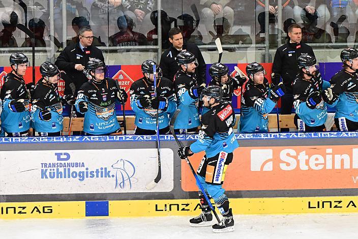 Spieler des Abends Yohann Aumtu (Steinbach Black Wings Linz) feiert an der Bande, 33. Runde ICE, Steinbach Black Wings Linz vs HC Innsbruck, Linz AG Eisarena
