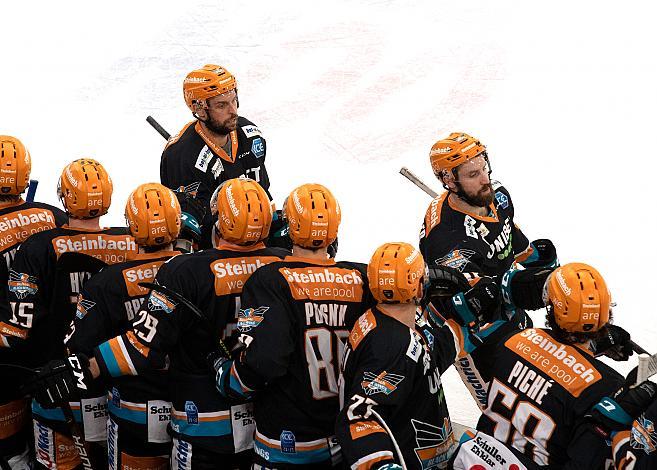 Dragan Umicevic (Steinbach Black Wings 1992), Will Pelletier (Steinbach Black Wings 1992) feiern an der Bande Steinbach Black Wings 1992 vs Dornbirn Bulldogs, Qualifikationsrunde, Eishockey, Bet at Home ICE Hockey League