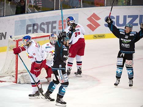 Andrew Jacob Kozek, Linz und Rob Hisey, feiern, Bernd Brueckler feiert nicht, Salzburg, EHC Liwest Black Wings Linz vs EC Red Bull Salzburg