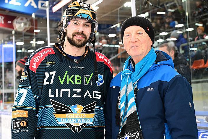 Spieler des Abends Shawn St.Amant (Steinbach Black Wings Linz) mit dem Fan des Abends, Steinbach Black Wings Linz vs Migross Supermercati Asiago Hockey 1935, Linz AG Eisarena 