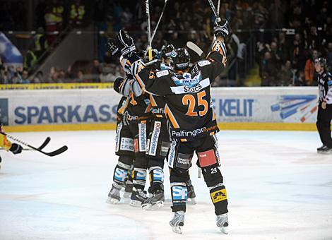 Liwest Black Wings Linz jubelt Ausgleich zum 1 zu 1 gegen den  EV Vienna Capitals
