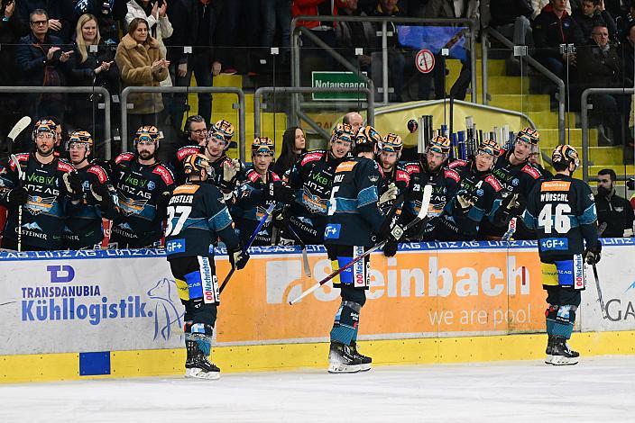 Die Steinbach Black Wings Linz feiern das Tor zum 2 zu 2 durch Sean Collins (Steinbach Black Wings Linz) Steinbach Black Wings Linz vs Bemer Pioneers Vorarlberg, Linz AG Eisarena