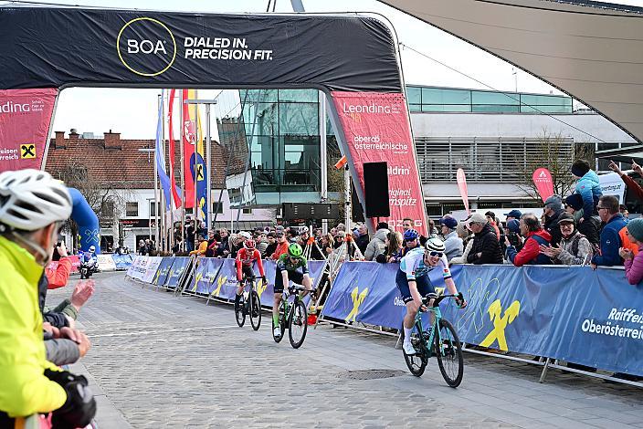 Ziel Riccardo Zoidl (AUT, Hrinkow Advarics), Thomas Tichler (AUT, WSA KTM Graz), Tobias Keuzer (GER, RUN&Race-Solarpur)  65. Rad Saison Eroeffnungsrennen Leonding