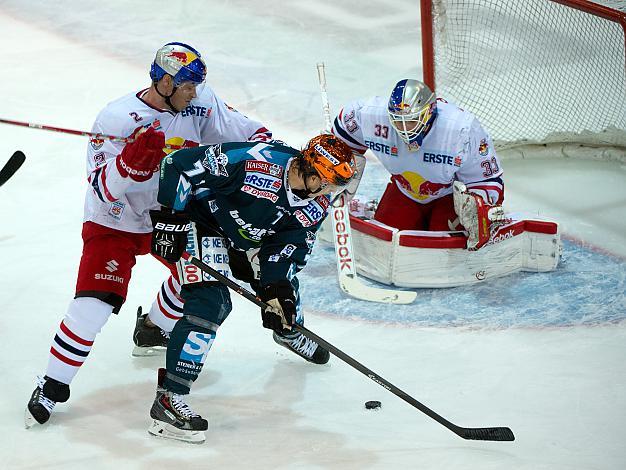 Brian Lebler, Linz vor Tormann Luka Gracnar, Salzburg,  EHC Liwest Black Wings Linz vs EC Red Bull Salzburg