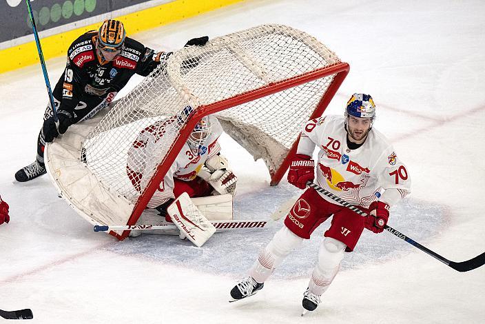 Graham Knott (Steinbach Black Wings Linz), Tormann David Kickert (EC Red Bull Salzburg), Benjamin Nissner (EC Red Bull Salzburg) Steinbach Black Wings Linz vs EC Red Bull Salzburg, 17. Runde ICE Hockey League, Steinbach Black Wings Linz, Linz AG Eisarena 