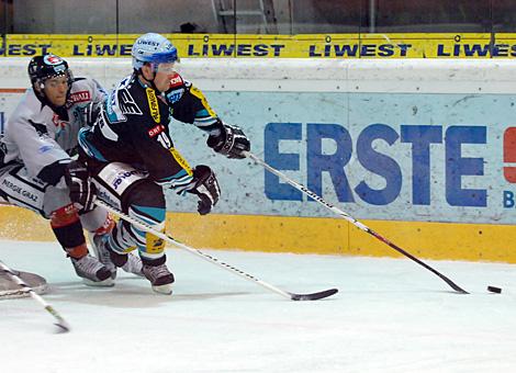 #19 Rob Shearer, Liwest Black Wings Linz bedraengt durch die #19 Andreas Kleinheinz, Graz 99ers.