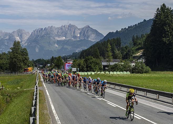 Das Feld der Tour in Kitzbuehel,  69. Oesterreich Rundfahrt 5. Etappe Kitzbuehel - St. Johann Alpendorf, Landschaft