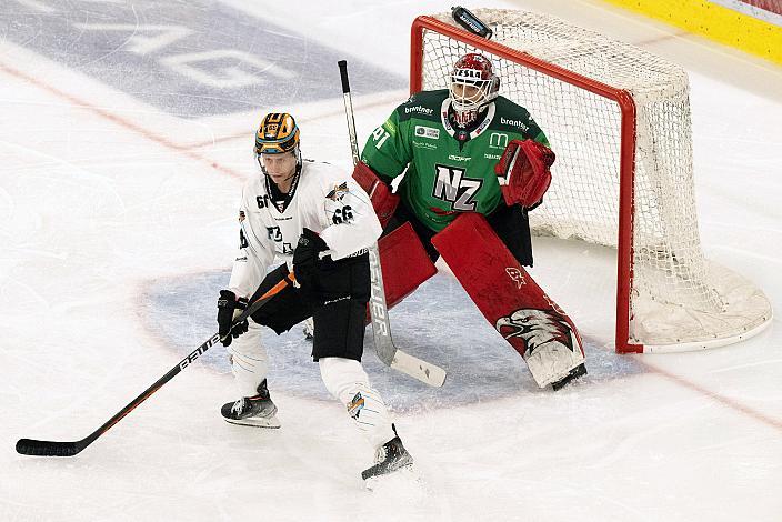 Stefan Gaffal (Steinbach Black Wings Linz), Tormann Pavel Kantor (HC Nove Zamky) Testspiel Steinbach Black Wings Linz vs HC Nove Zamky,  WIn2day ICE Hockey League