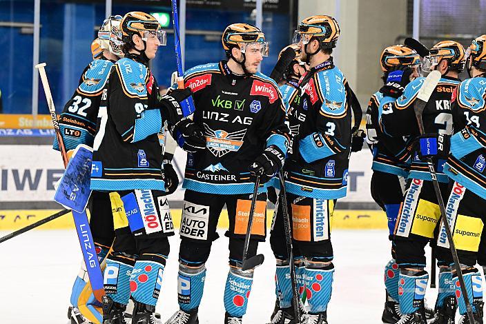 Das Team der Steinbach Black Wings Linz feiern den Heimsieg über die  Laibacher, Win2Day ICE Hockey League,  Steinbach Black Wings Linz vs Olimpija Ljubljana,  Linz AG Eisarena