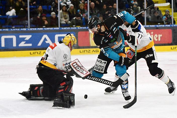 Tormann Alex Caffi (Pioneers Vorarlberg), Shawn St.Amant (Steinbach Black Wings Linz), Ivan Korecky (Pioneers Vorarlberg), 27. Runde ICE, Steinbach Black Wings Linz vs Pioneers Vorarlberg, Linz AG Eisarena 