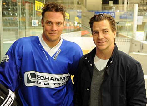 Der Verteidiger, Petri Liimatainen, SWE, und sein Team Kollege Markus Matthiasson, EHC Liwest Black Wings Linz.