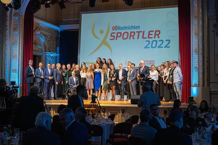 3. Platz für das Team Hrinkow Advarics bei OÖ Nachrichten Sportler Wahl 2022, Teammanager Dominik Hrinkow übernimmt den Preis