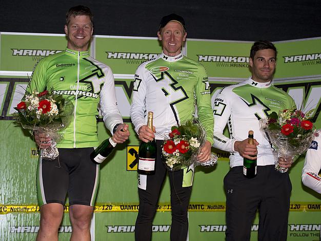 Das Siegerpodest des Promirennens, von links 2.Platz, Andreas Buder, EX ÖSV Alpin Rennlaeufer, Sieger Christian Hoffmann, Langlauf Olympiasieger und 3. Platz Thomas Mayrpeter, Ski Alpin Junioren Weltmeister
Das Siegerpodest des Promirennens, von link