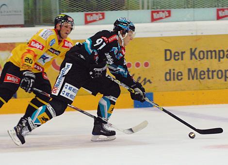 #91 Martin Grabher Meier enteilt der 20 Peter Casparsson, Vienna Capitals.