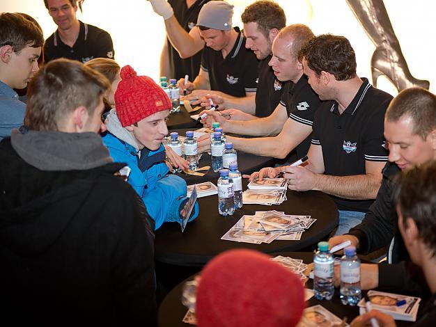 Die Liwest Black Wings bei der Autogramstunde in der Lentia City