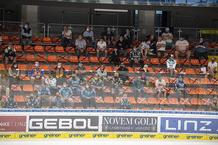 Tribüne mit Fans mit Corona Abstand, Black Wings Linz,  Eishockey, Testspiel