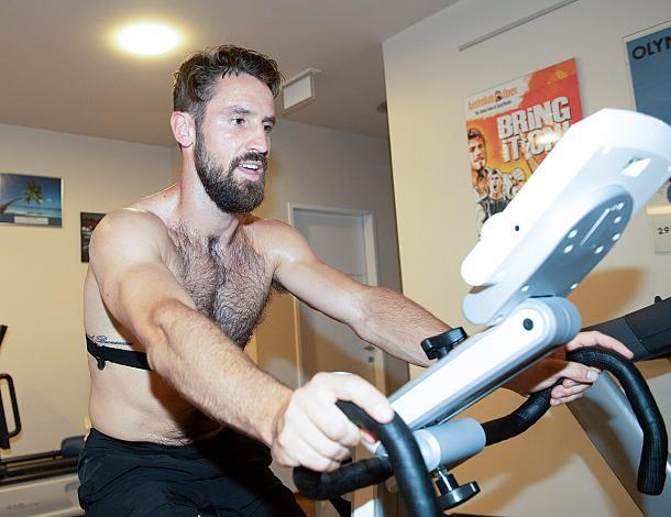 Will Pelletier (Steinbach Black Wings Linz) beim Ergotest mit Sportwissenschafter Christoph Panholzer, Ergotest bei INDIGO Therapiezentrum Linz, Steinbach Black Wings Linz, Eishockey, Bet at Home ICE Hockey League