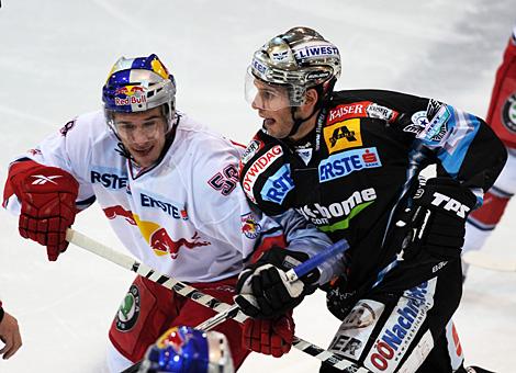 Gregor Baumgartner Liwest Black Wings Linz vs. Alexander Feichtner EC Red Bull Salzburg