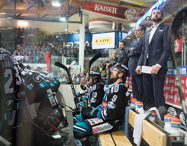 Spielerbank Linz mit Tormann Trainer Jürgen Penker (EHC Liwest Black Wings Linz) und Rick Schofield (EHC Liwest Black Wings Linz) EHC Liwest Black Wings Linz vs EC Red Bull  Salzburg 4. Semifinale
Spielerbank Linz mit Tormann Trainer JÃ¼rgen Penker (