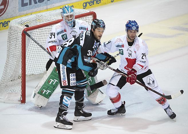 Andreas Kristler (EHC Liwest Black Wings Linz) vor Tormann Janne Aleksi Juvonen (HC TWK Innsbruck  Die Haie)  EHC Liwest Black Wings Linz vs HC TWK Innsbruck Die Haie