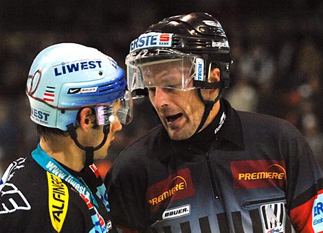 #21 Philipp Lukas, Stuermer, Liwest Black Wings im Gespraech mit dem Schiedsrichter Igor Dremelj.