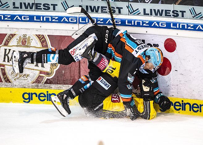 Im Bild: Brian Lebler (EHC Liwest Black Wings Linz)7, Marc-Andre Dorion (spusu Vienna Capitals) Eishockey,  EHC Liwest Black Wings Linz vs Vienna Capitals