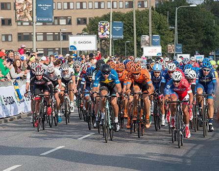 Das Hauptfeld des Velothon Stockholm bei der Zielpassage.