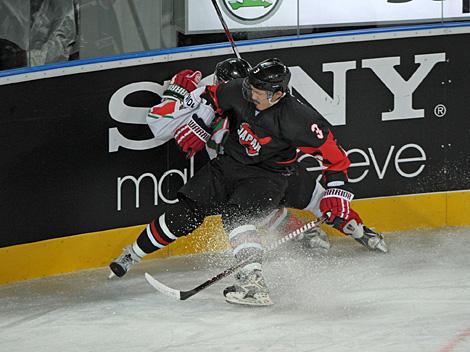 #3 Kazumasa Sasaki, Jpn und #20 Istvan Sofron, Hun im Duell an der Bande. 