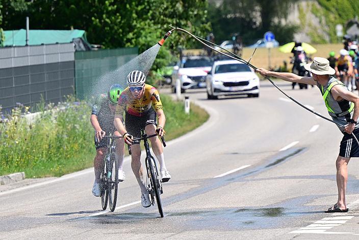 Dusche für Emanuel Zangerle (AUT, Team Vorarlberg), Josef Dirnbauer (AUT, Hrinkow Advarics), Österreich Staatsmeisterschaft, Strasse, ÖSTM Schwanenstadt - OÖ