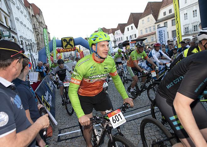 Das Feld des Promi Bewerbs MTB mit Brian Lebler (EHC Liwest Black Wings Linz) , Mountainbike