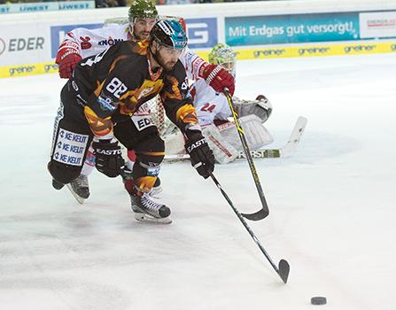 Dan DaSilva (EHC Liwest Black Wings Linz) und Brett Flemming (HCB Suedtirol), EHC Liwest Black Wings Linz vs HCB Suedtirol
