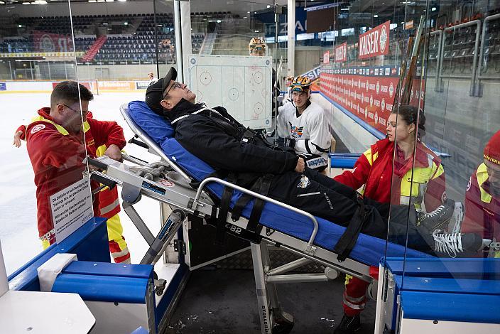 Der Samariterbund übt an Assistent Coach Mark Szücs (Steinbach Black Wings Linz) und Niko Lahtinen für den Ernstfall in der Linzer Eisarena, ICE Hockey League, Steinbach Black Wings Linz, Linz AG Eisarena 
