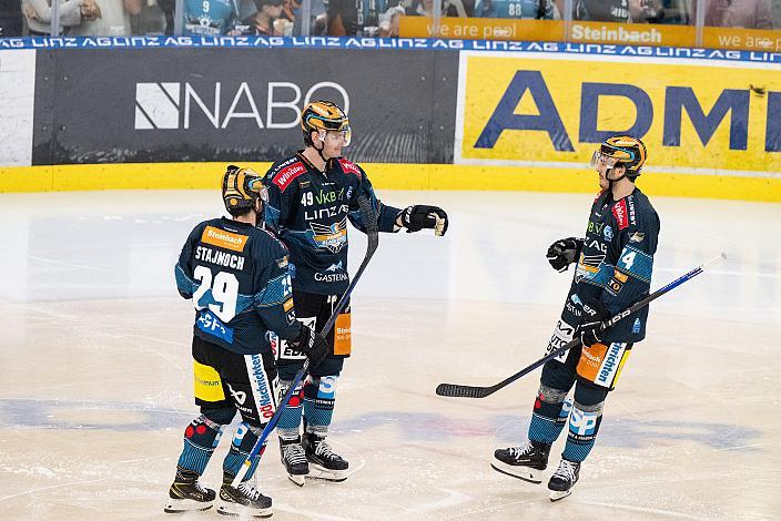 v.l. Martin Stajnoch (Steinbach Black Wings), Graham Knott (Steinbach Black Wings Linz) feiert das Tor zum 5 zu 1, Nico Feldner (Steinbach Black Wings Linz) Steinbach Black Wings Linz vs Migross Supermercati Asiago Hockey 1935, Linz AG Eisarena, pre season