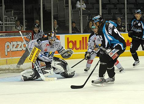 #29 Markus Matthiasson, Stuermer, Liwest Black Wings Linz vor dem Tor des EV Zug, im Tor der Finne Jussi Markkenen.