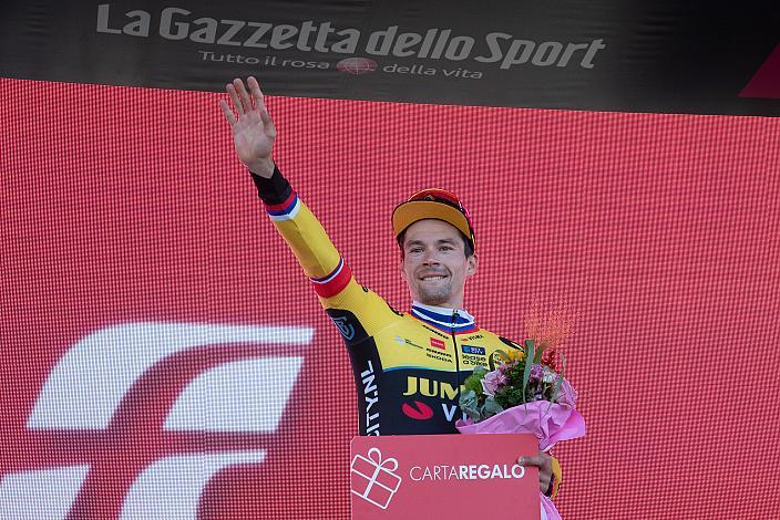 Primoz Roglic (SLO, Team Jumbo-Visma) gewinnt die Etappe und übernimmt die Gesamtführung. 106. Giro d Italia, Stage 20, Tarvisio (Tarvis)  - Monte Lussari