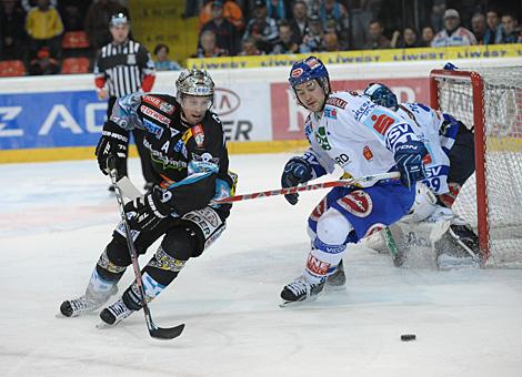 Gregor Baumgartner Liwest Black Wings Linz vs. Jonathan Ferland EC REKORD Fenster VSV
