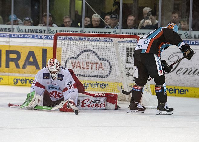 Im Bild: Tormann David Madlener (EC KAC) hÃ¤lt gegen Marek Kalus (EHC Liwest Black Wings Linz),  Eishockey,  EHC Liwest Black Wings Linz vs EC KAC