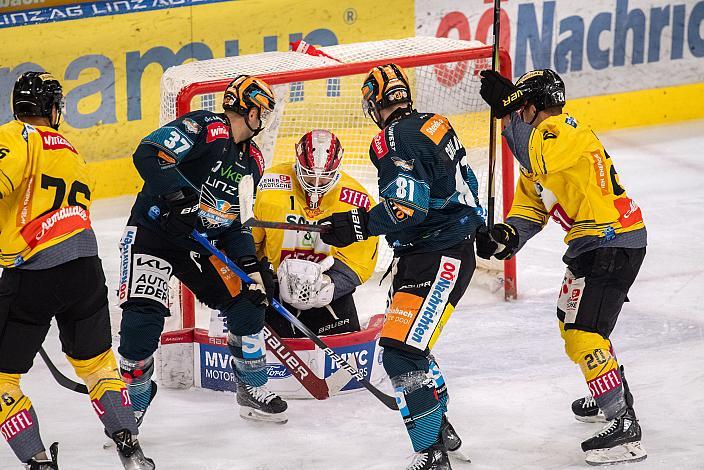 Andreas Kristler (Steinbach Black Wings Linz), Tormann Adam Ohre (spusu Vienna Capitals), Sean Collins (Steinbach Black Wings Linz), Steinbach Black Wings Linz vs spusu Vienna Capitals, ICE Eishockey Liga, Linz AG Eisarena