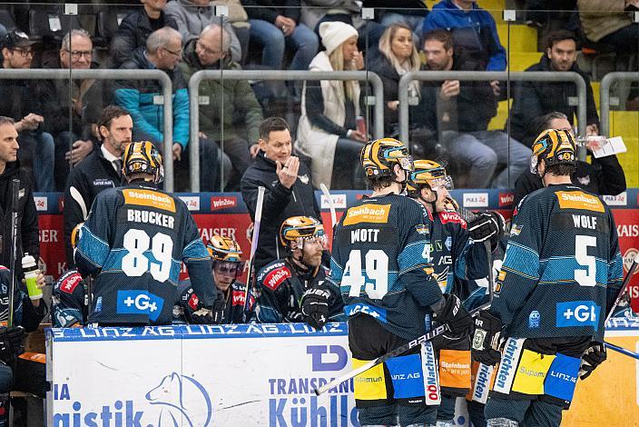 Die Spielerbank der Steinbach Black Wings Linz mit Head Coach Philipp Lukas (Steinbach Black Wings Linz)  Steinbach Black Wings Linz vs EC Red Bull Salzburg, Linz AG Eisarena 
