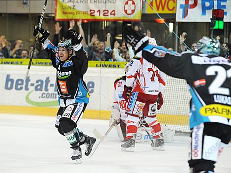 Curtis Murphy, Linz jubelt ueber den Gamewinner gegen den KAC, EHC Liwest Black Wings Linz vs. EC KAC