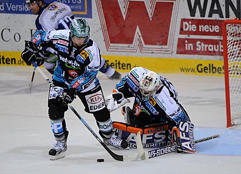 Alex Westlund und Fabian Scholz klaeren gemeinsam, Straubing Tigers vs. Liwest Black Wings Linz
