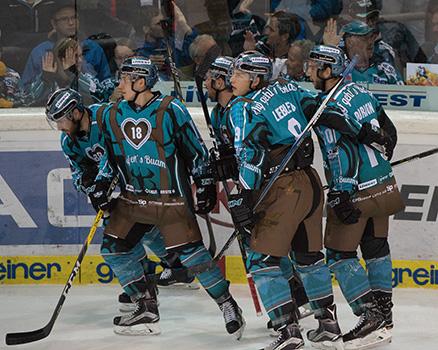 Linz feiert,  EHC Liwest Black Wings Linz vs HC TWK Innsbruck Die Haie