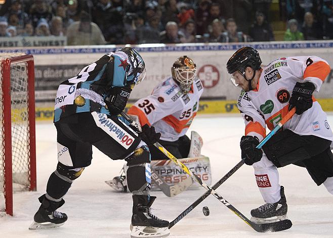 Bracken Kearns (EHC Liwest Black Wings Linz) vor Tormann Robin Rahm (Moser Medical Graz 99ers) EHC Liwest Black Wings Linz vs Moser Medical Graz 99ers