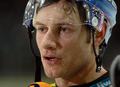 #21 Philipp Lukas, Stuermer, Liwest Black Wings beim Interview nach dem klaren Sieg gegen die Graz 99ers.