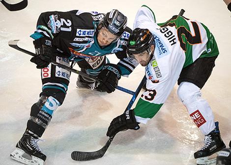 Philipp Lukas (EHC Liwest Black Wings Linz) und Brock Hicks (Moser Medical Graz 99ers),  EHC Liwest Black Wings Linz vs Moser Medical Graz 99ers