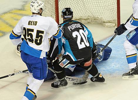 #20 Brad Purdie, Stuermer, Liwest Black Wings Linz vor dem Tor der Muenchner.